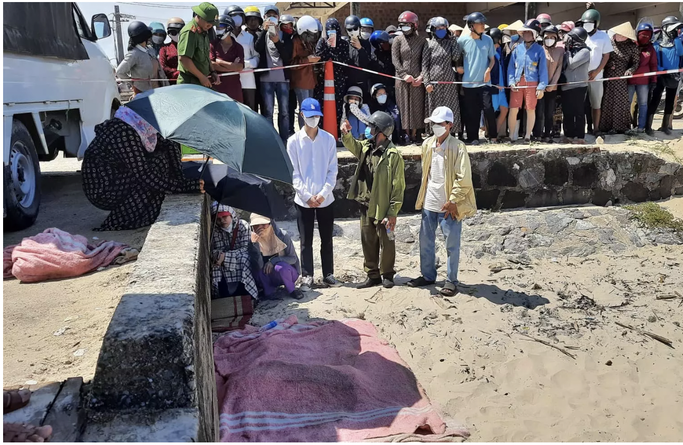 Tim thay thi the be 4 tuoi vu nguoi me nghi om con nhay cau Cua Viet hinh anh