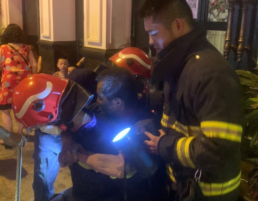 Cuu 2 nguoi trong can nha chay o pho co Ha Noi hinh anh