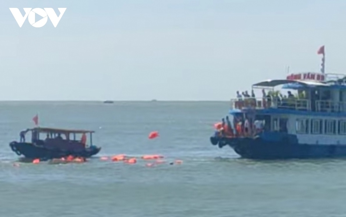 Va cham voi tau du lich, tau chuyen tai chim tren vinh Lan Ha hinh anh