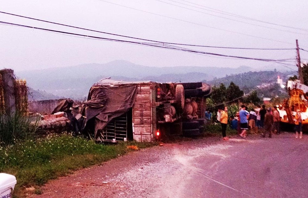 xe tai lat tren quoc lo anh 1