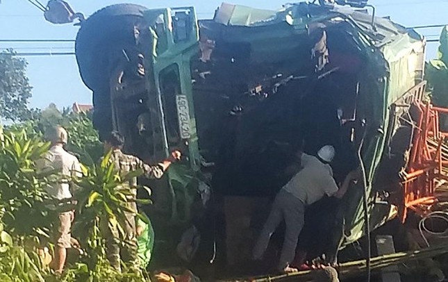 Cua ca bin, giai cuu tai xe mac ket trong xe tai lat hinh anh