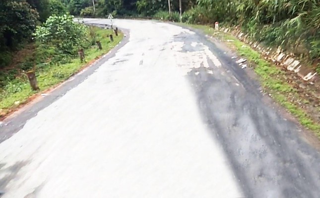 xe tai lat tren quoc lo anh 3