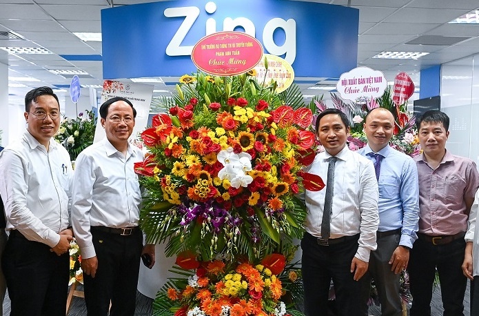 Thu truong Pham Anh Tuan chuc mung Zing News ngay 21/6 hinh anh