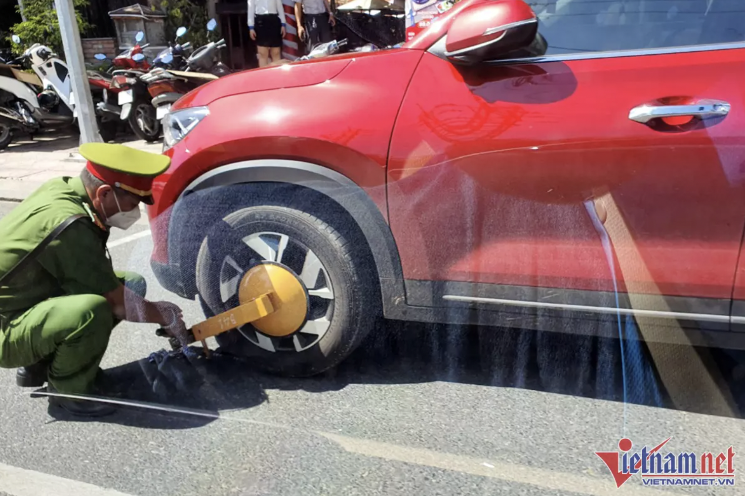 Cau xe ve bai chi phi cao,  cong an khoa banh xe do sai quy dinh anh 1