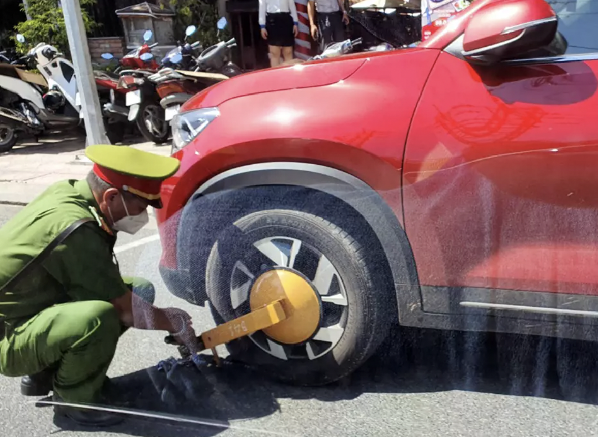 Cau xe ve bai chi phi cao, cong an khoa banh oto do sai quy dinh hinh anh