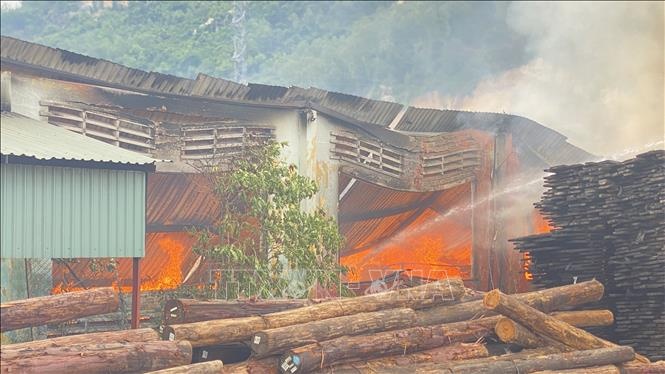 chay khu cong nghiep anh 2