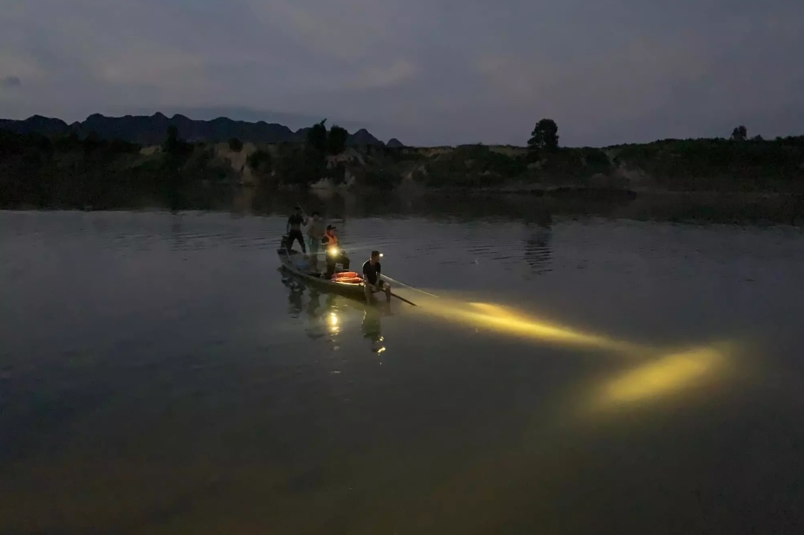 Ra song tam, 2 tre em mat tich hinh anh