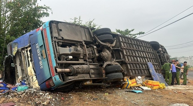 Xe khach cho hang chuc nguoi lat tren quoc lo 1 hinh anh