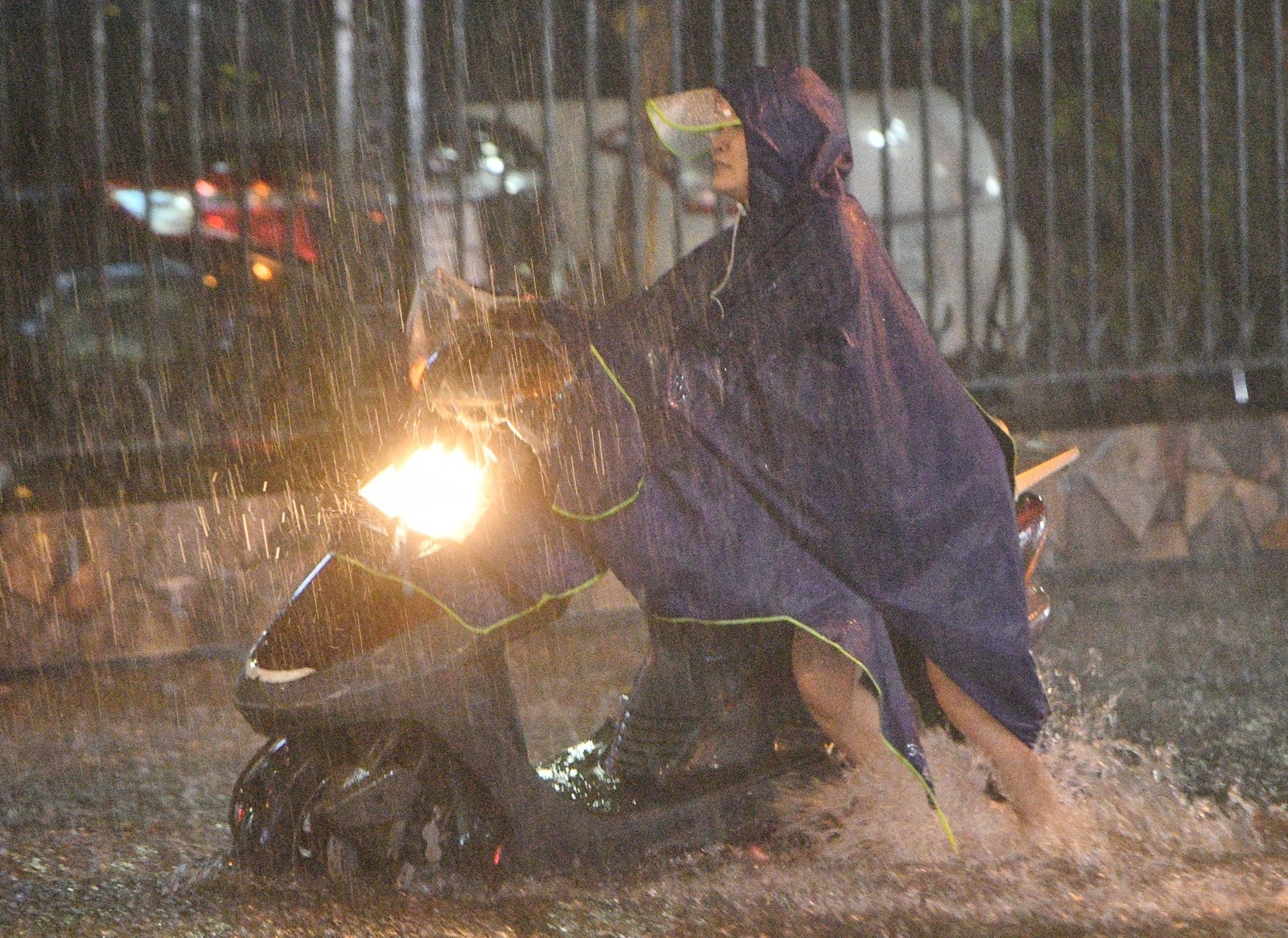 Ha Noi mua lon gio tan tam, nguy co ngap hinh anh