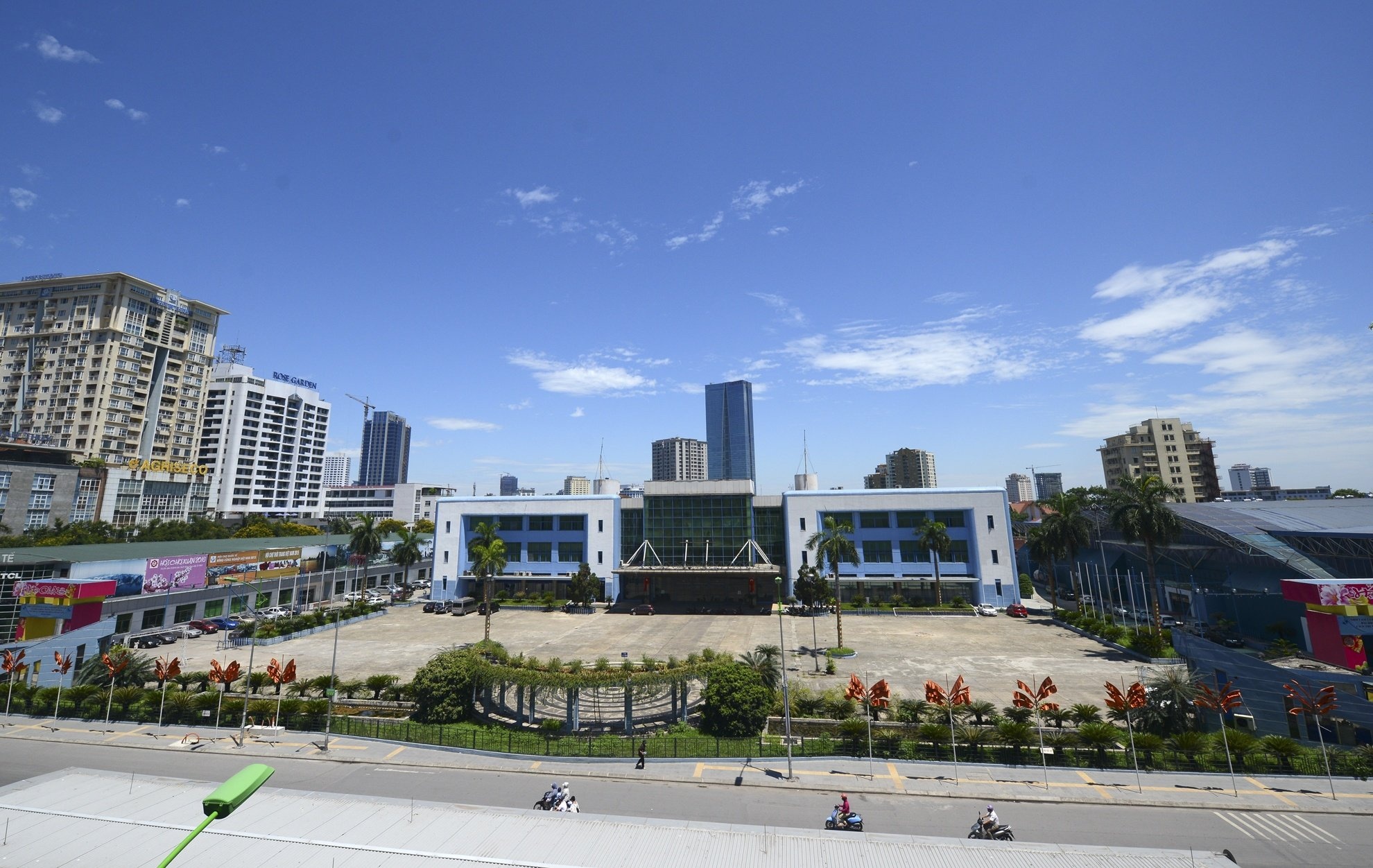 Huy quyet dinh xay 10 cao oc 50 tang o khu trien lam Giang Vo hinh anh