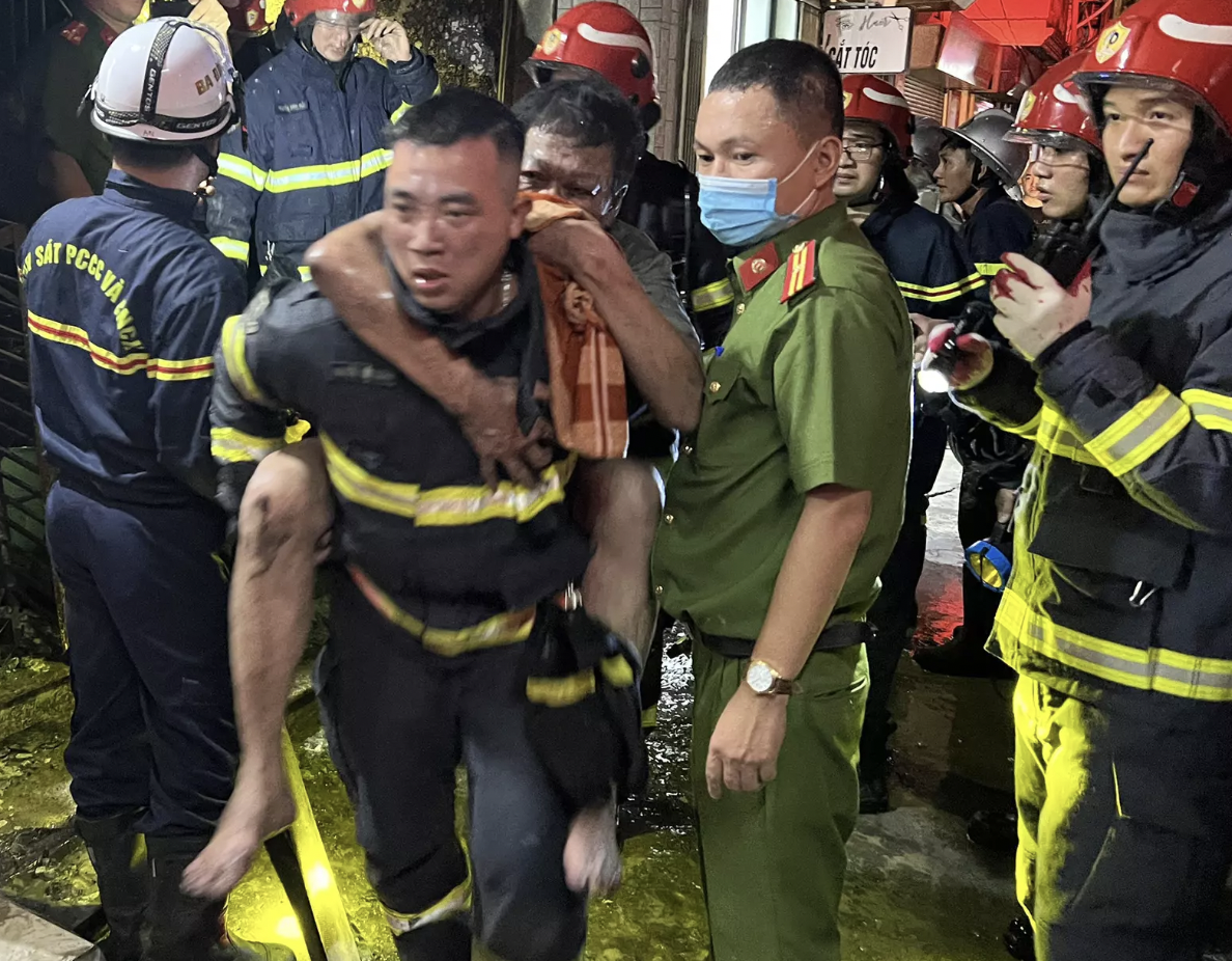 Giai cuu 4 nguoi mac ket trong can nha 5 tang boc chay o Ha Noi hinh anh