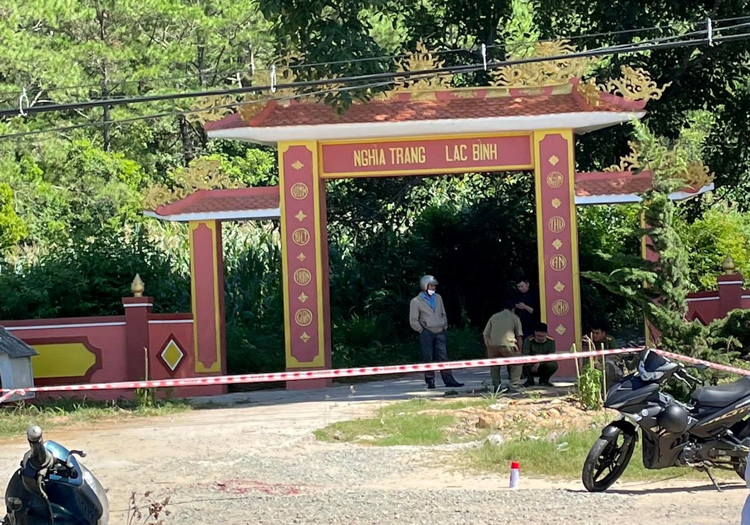 Be trai bi bong nang bo ra tu nghia trang,  nguoi bo chet chay anh 1