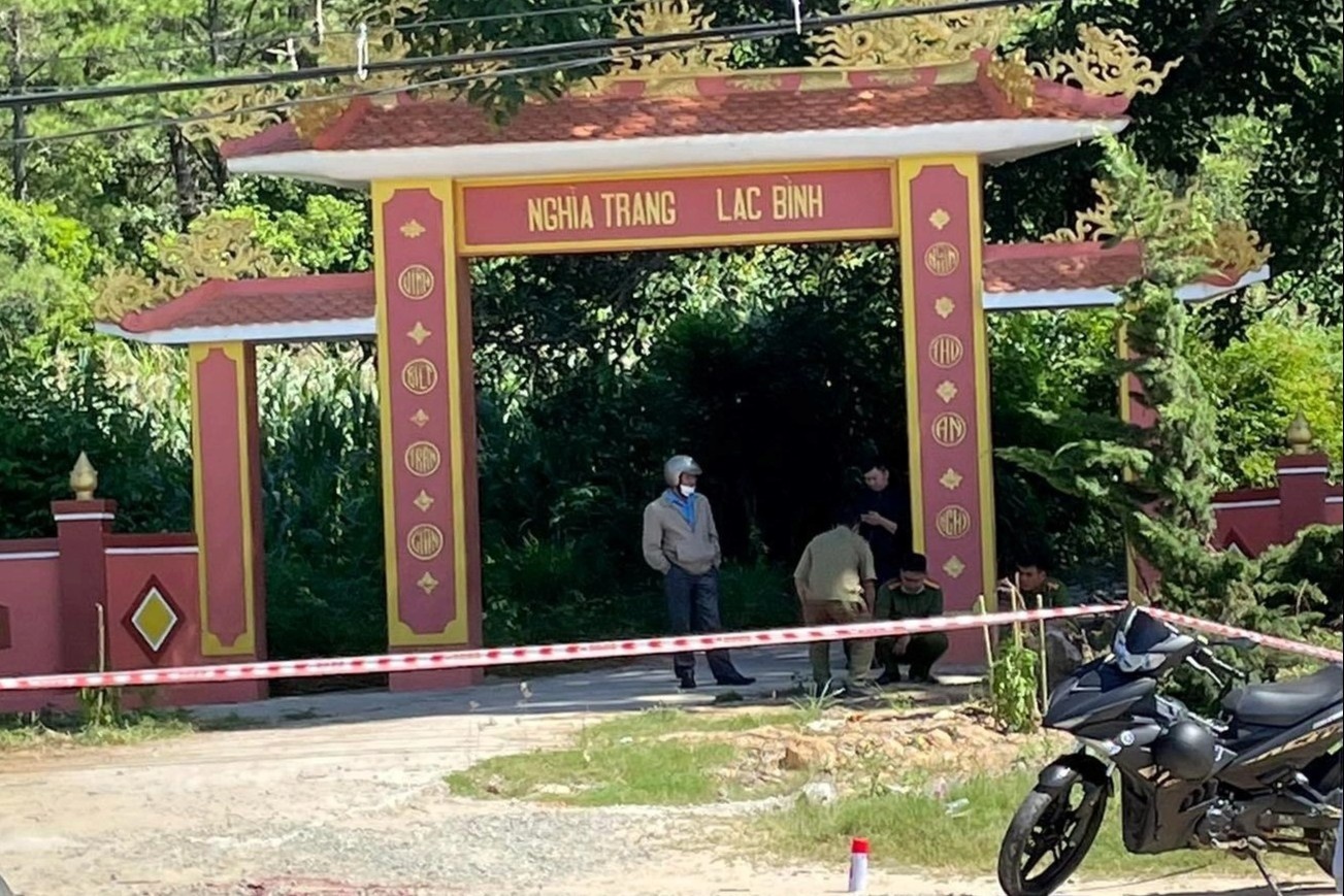 Be trai bi bong nang bo ra tu nghia trang, nguoi bo chet chay hinh anh