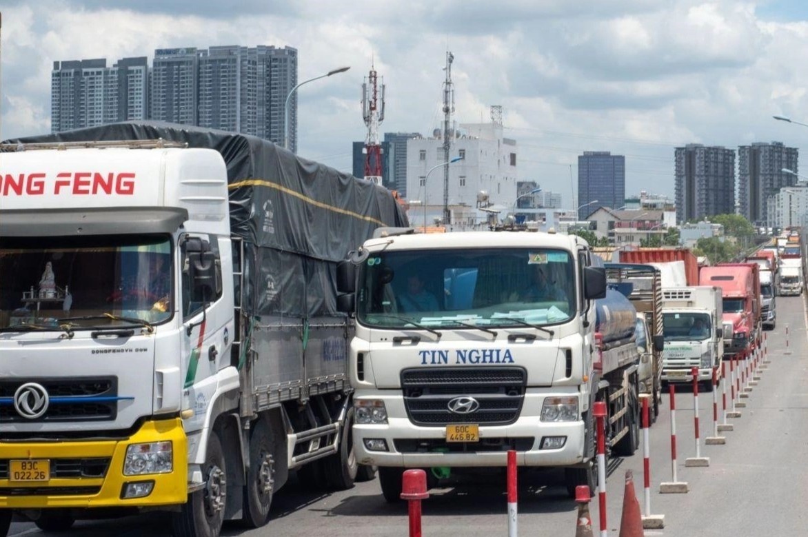 Ket xe, het xang giua cau Phu My, tai xe mat tien trieu thue xe cuu ho hinh anh