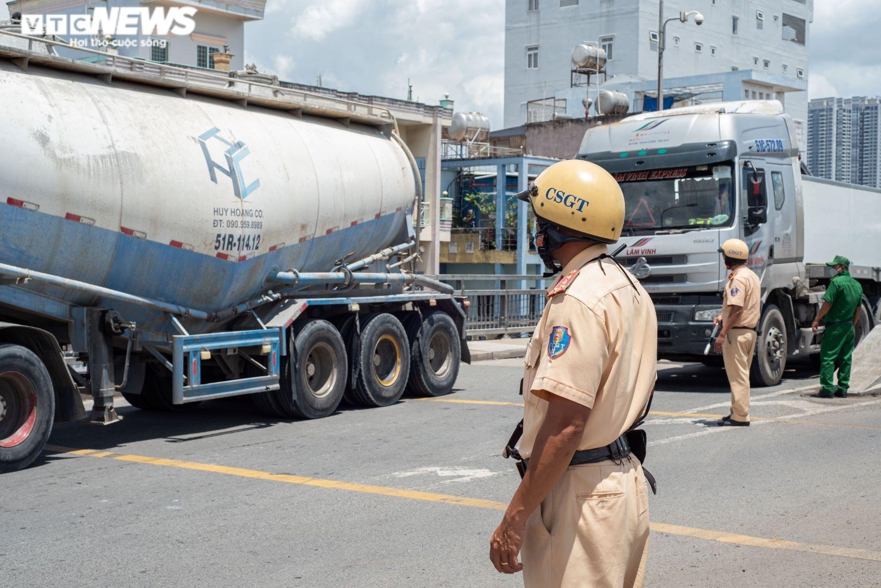 Ket xe,  het xang giua cau Phu My,  tai xe than ‘mat ca chi lan chai’ anh 3