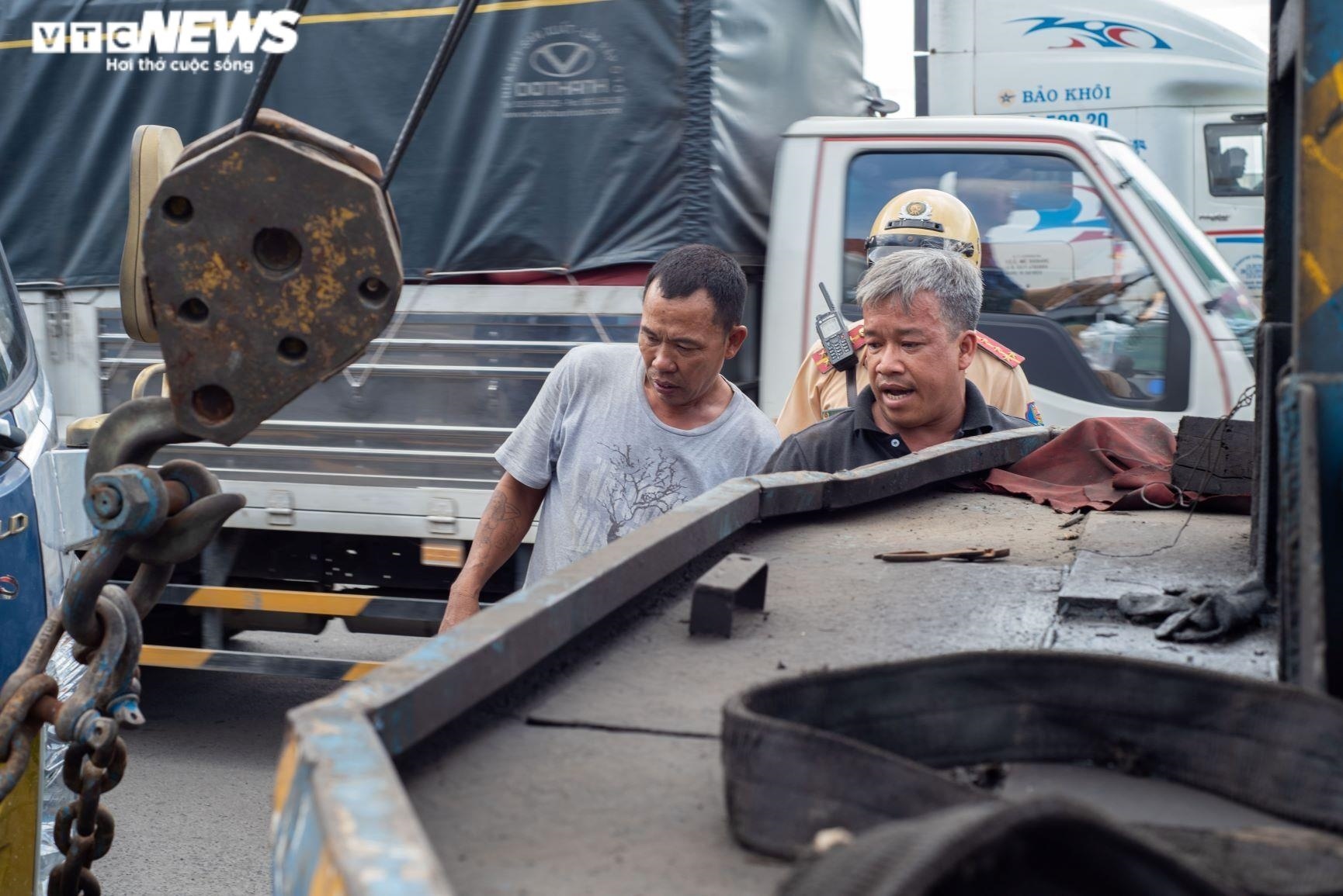 Ket xe,  het xang giua cau Phu My,  tai xe than ‘mat ca chi lan chai’ anh 4