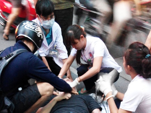 Hy huu chuyen bi kien vi… cuu nan nhan tai nan giao thong hinh anh