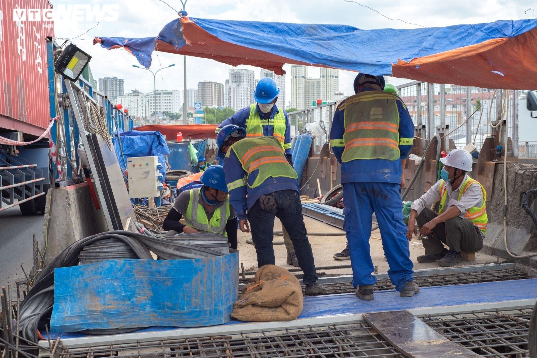 Ket xe,  het xang giua cau Phu My,  tai xe than ‘mat ca chi lan chai’ anh 5