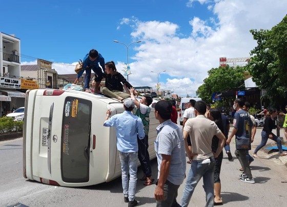 Cuu 14 nguoi nuoc ngoai ra khoi xe khach bi lat tren quoc lo 9 hinh anh