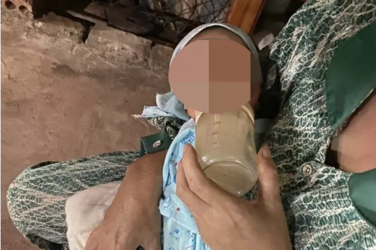 Be gai so sinh bi bo roi o gam cau hinh anh