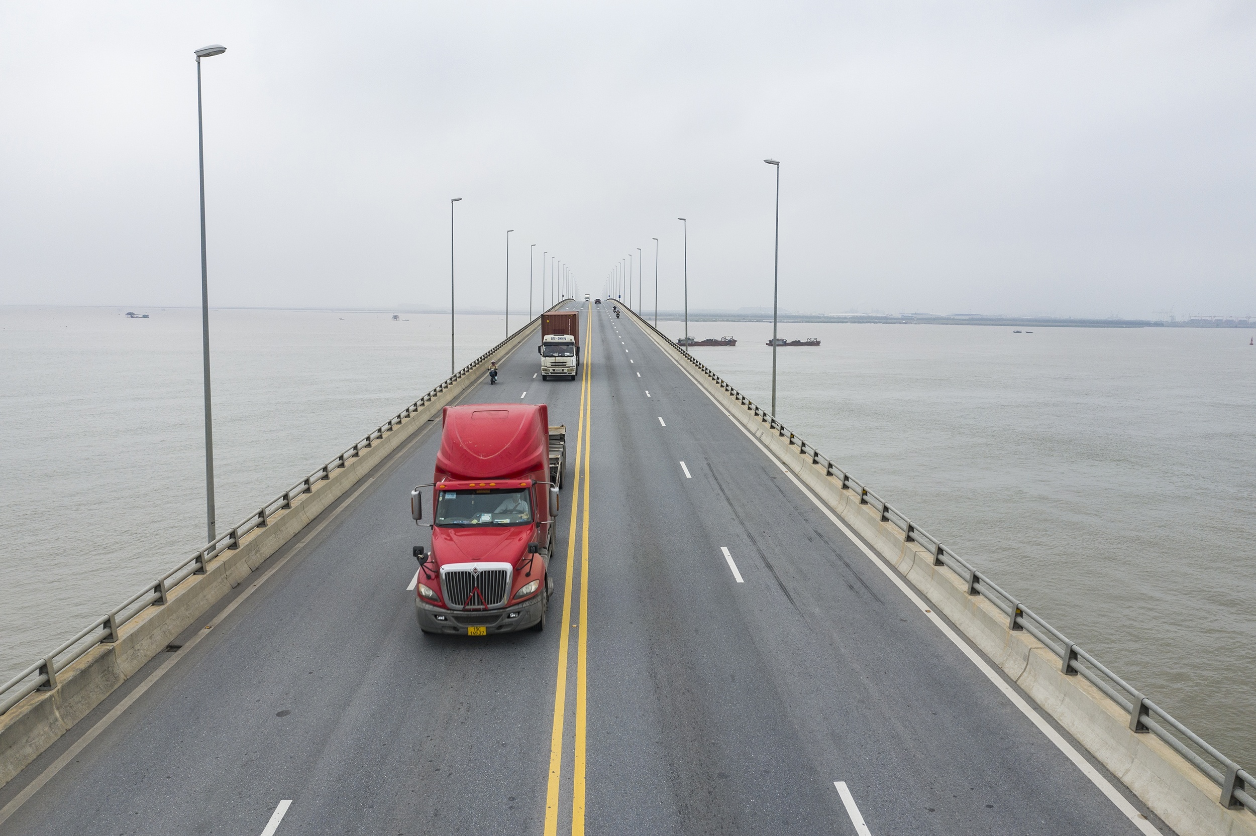 Ben bai khong phep uy hiep cau vuot bien dai nhat Viet Nam hinh anh