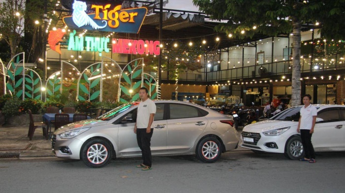 Nha hang o Long An tau 5 oto,  xe may dua khach ve nha sau bua nhau anh 1