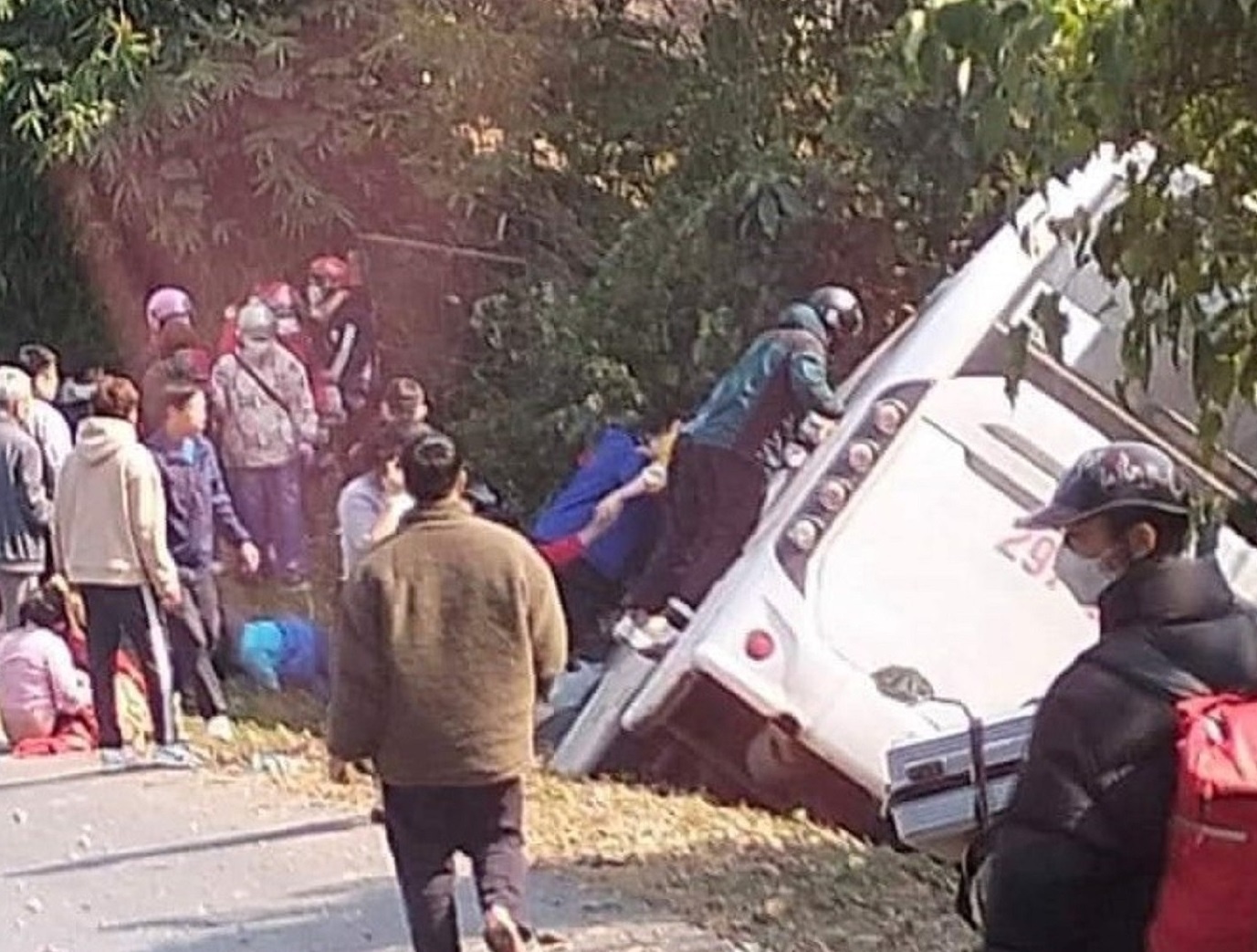 Thai phu 8 thang va 4 nguoi bi thuong trong vu lat xe khach o Phu Tho hinh anh