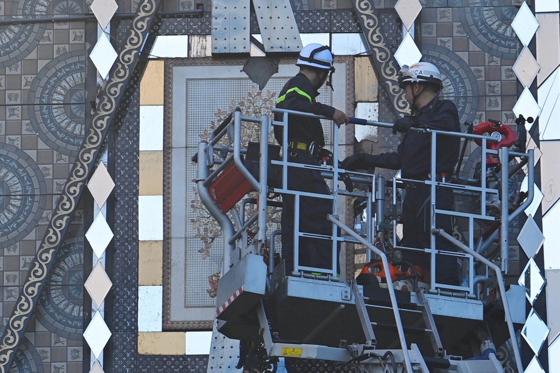 3 canh sat hy sinh khi quay lai tim nguoi mac ket trong quan karaoke hinh anh