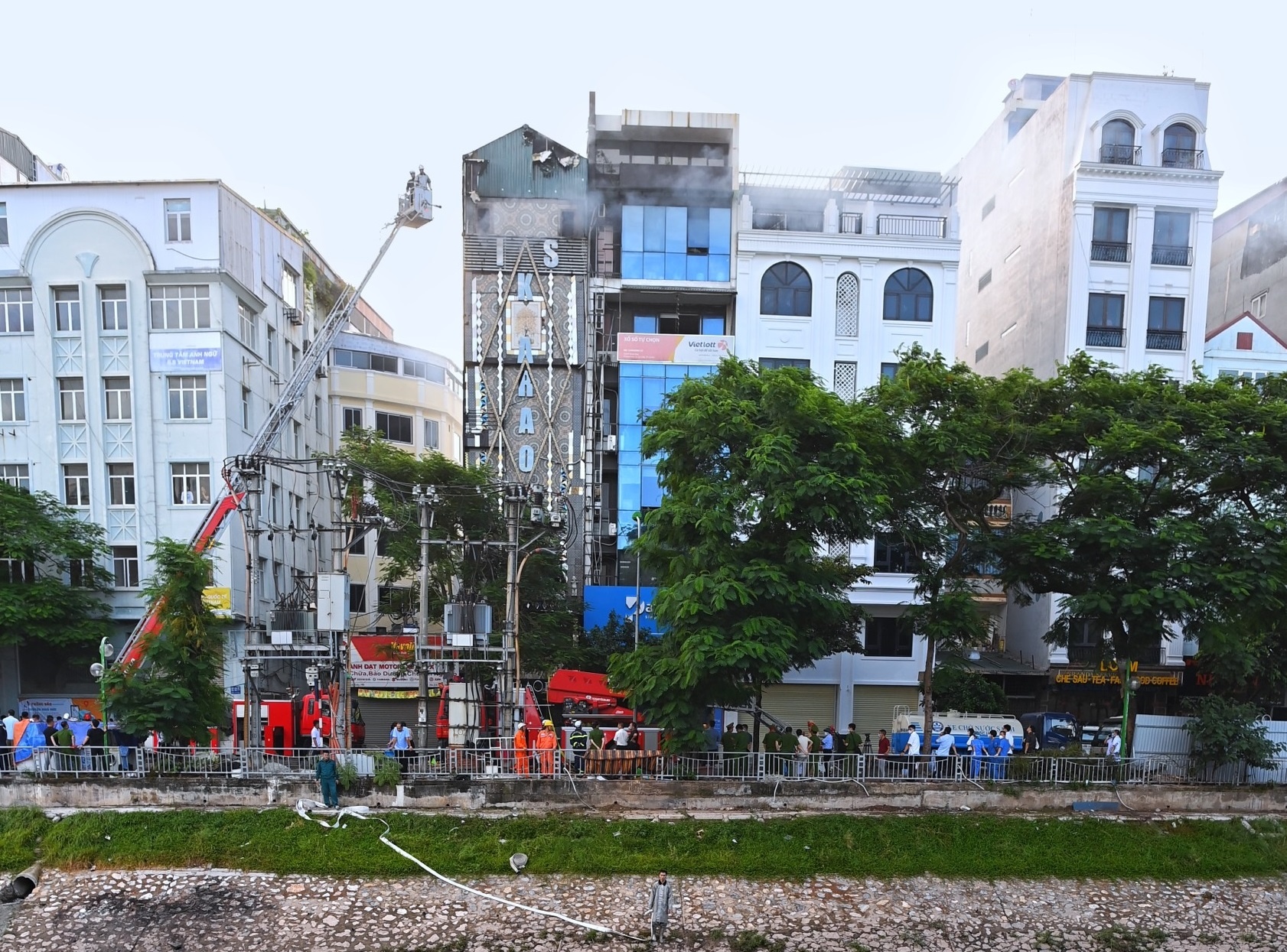 3 chiến sĩ hy sinh trong vụ cháy quán karaoke ảnh 1 3 chien si hy sinh trong vu chay quan karaoke anh 1