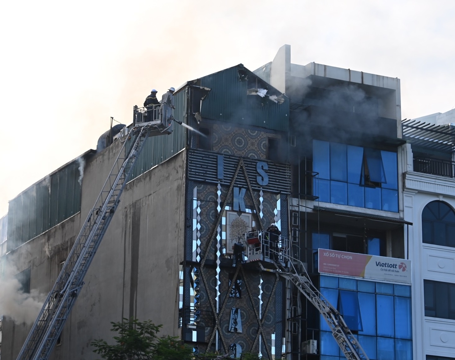 Truy tang bang khen 3 canh sat hy sinh khi chua chay quan karaoke hinh anh