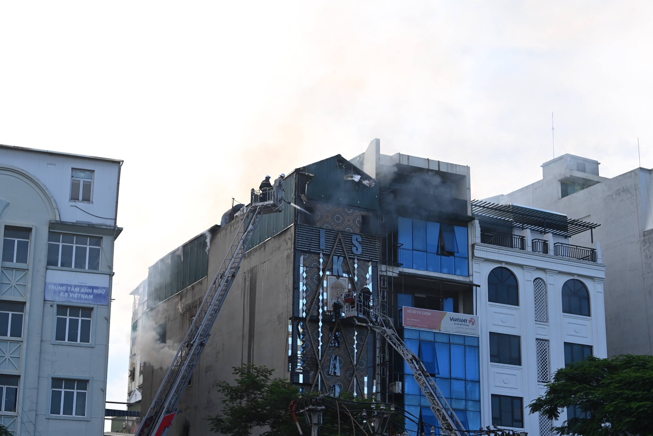 3 chien si hy sinh trong vu chay quan karaoke o Cau Giay anh 1