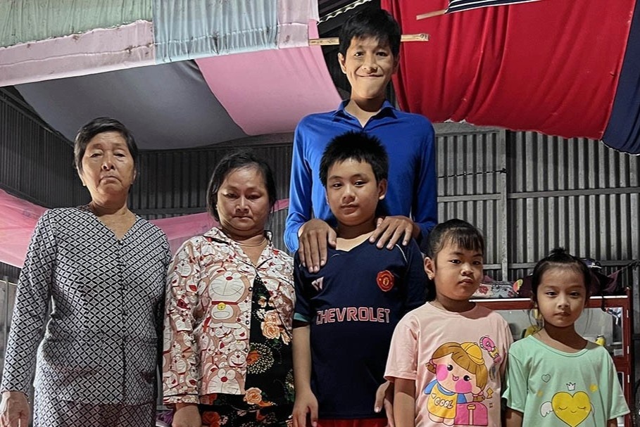 Chang trai mien Tay kho vi cao hon 2 m, di trong nha phai khom lung hinh anh