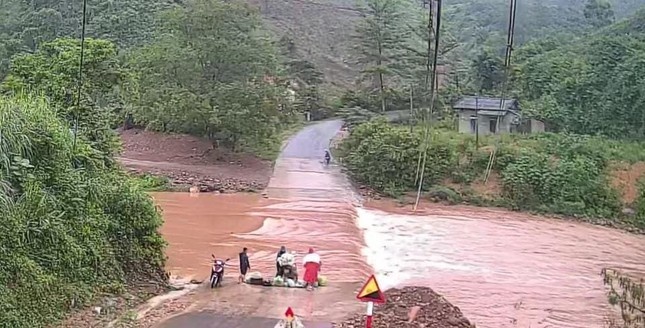 Mot sinh vien bi nuoc lu cuon troi hinh anh