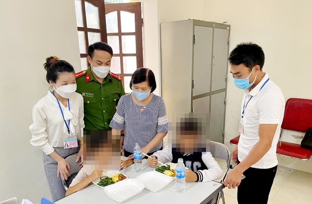 be gai bi bo treo len tran nha danh da man anh 2