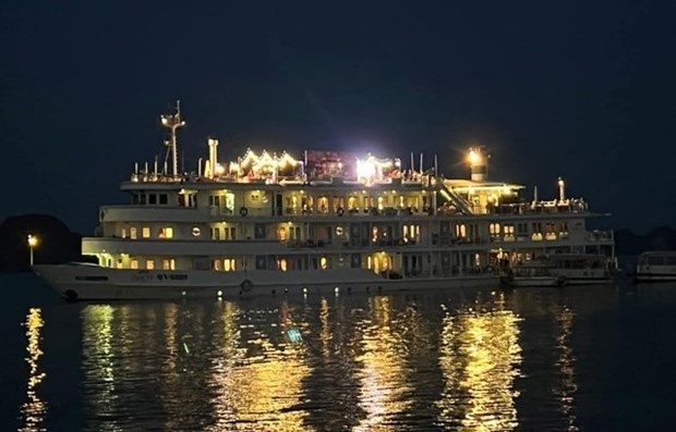 Phat du thuyen ghep doi to chuc tiec chia tay Giam doc CDC Quang Ninh hinh anh