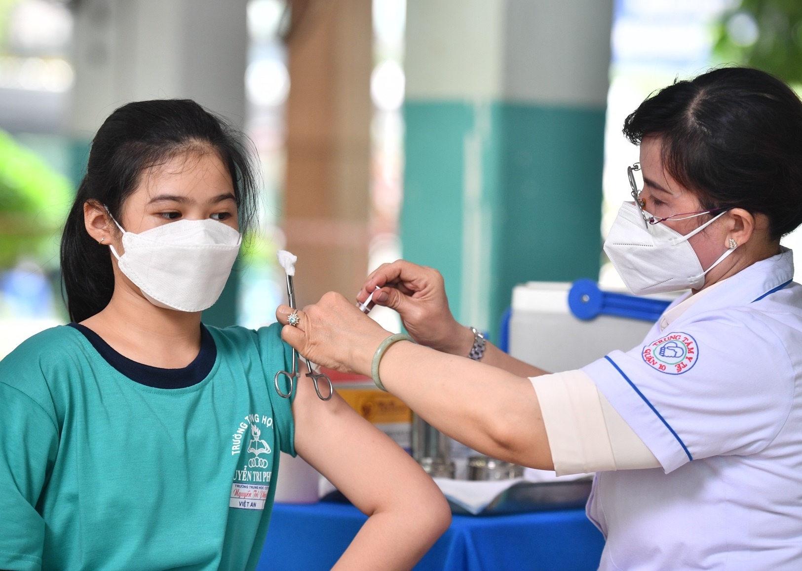 Thu tuong thuc Ha Noi va TP.HCM tiem vaccine Covid-19 cho hoc sinh hinh anh