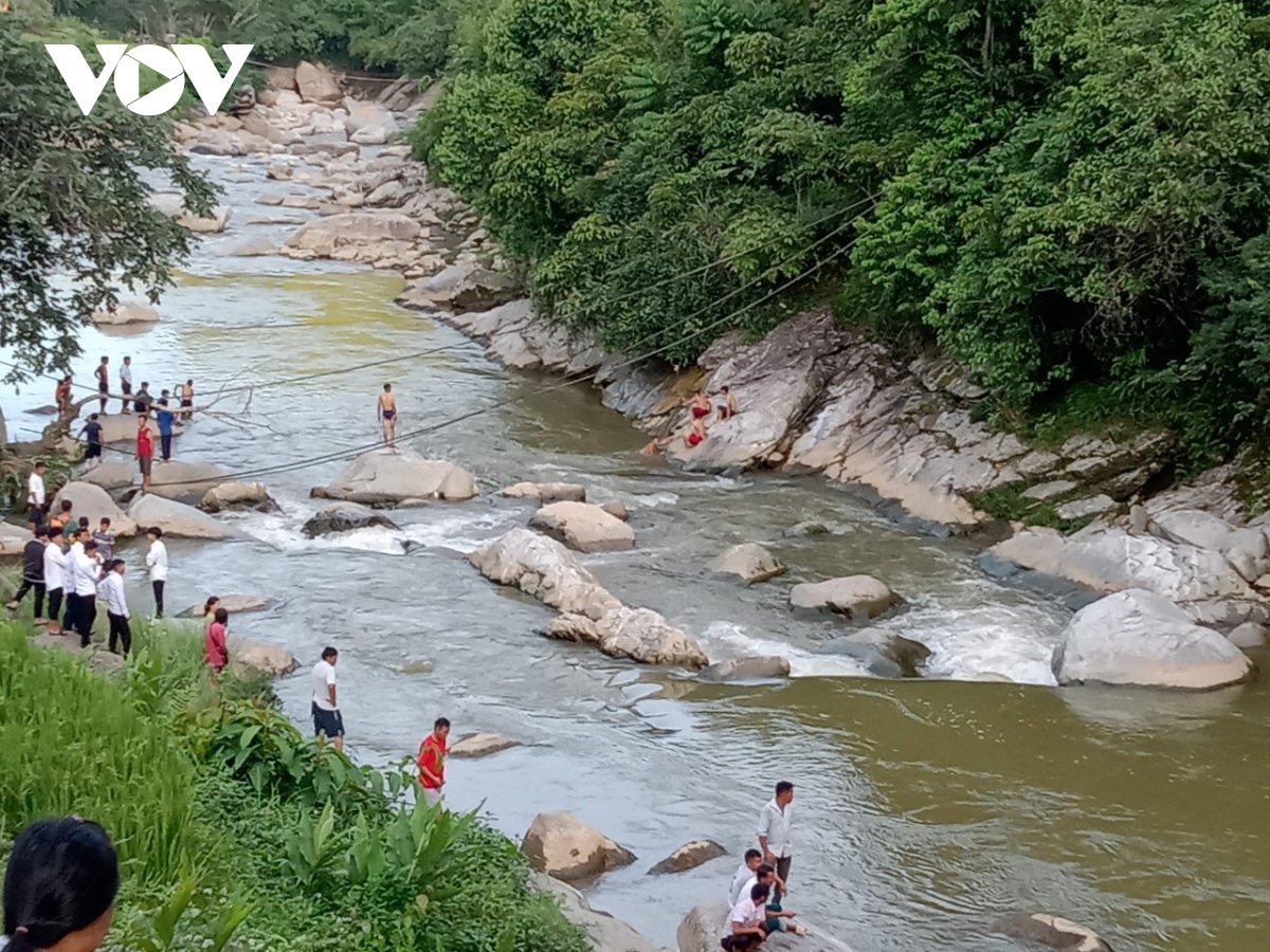 2 vo chong du khach bi nuoc cuon troi anh 1