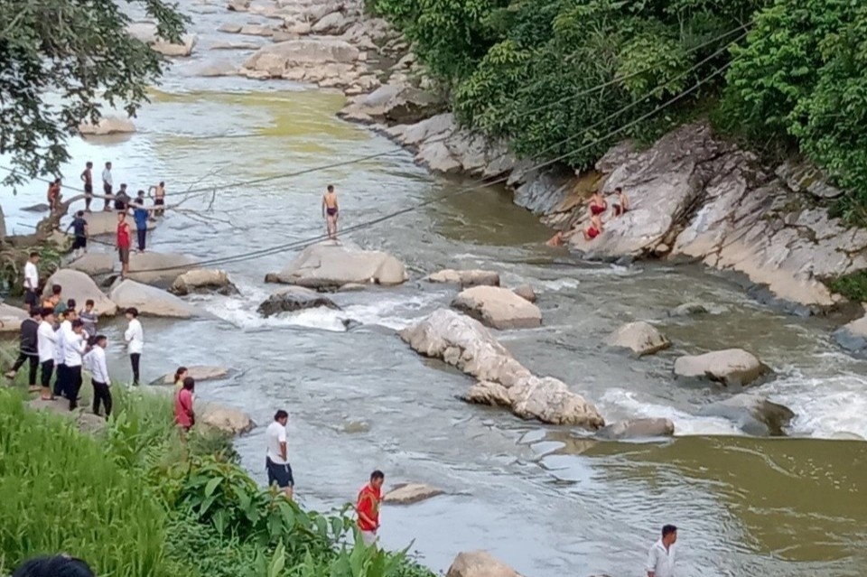 Ra suoi o Sa Pa chup anh, 2 vo chong du khach bi nuoc cuon troi hinh anh
