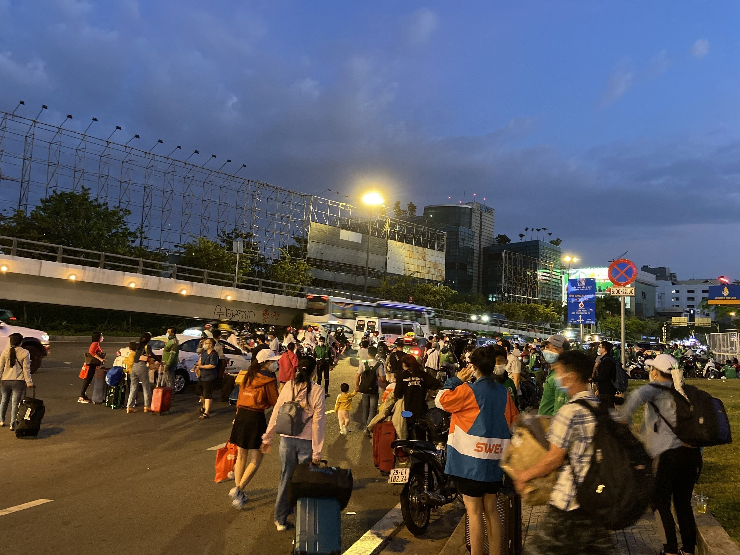 cheo keo khach tai Tan Son Nhat anh 1