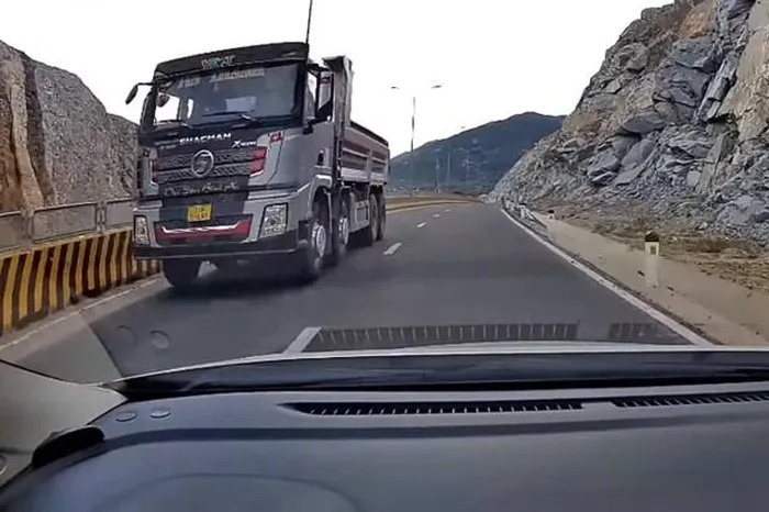 Tai xe xe ben chay nguoc chieu voi toc do cao khi len deo hinh anh