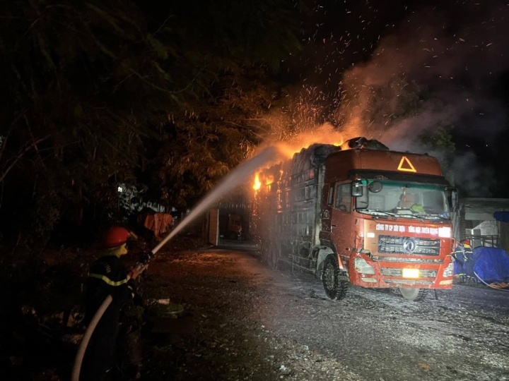 Xe tai cho hang chuc tan nguyen lieu lam vang ma chay ngun ngut hinh anh