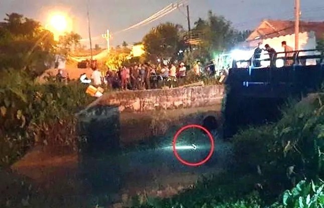 Phat hien canh tay nguoi moc vao luoi cau o Binh Duong hinh anh