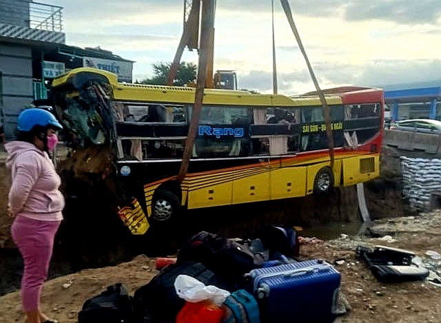 xe khach lao xuong muong anh 1