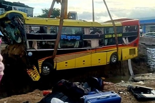 Xe giuong nam lao xuong kenh ven duong, hanh khach hoang loan keu cuu hinh anh