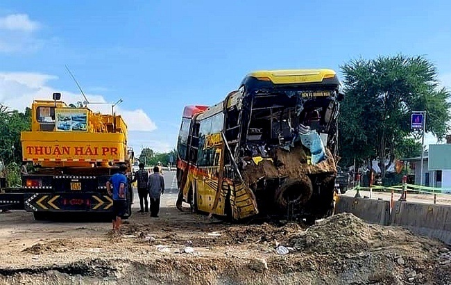 xe khach lao xuong muong anh 2