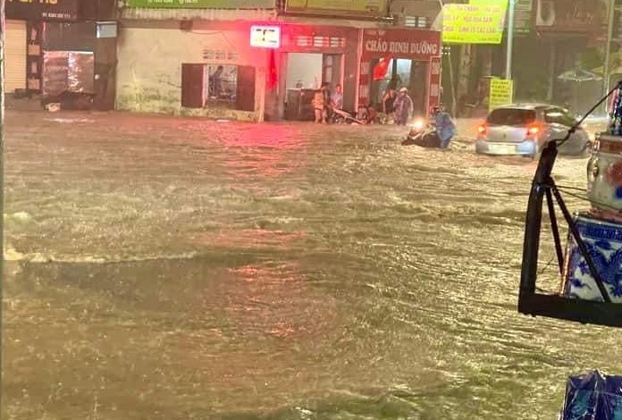 Bao so 3 vao Quang Ninh, mua nhu trut nuoc hinh anh