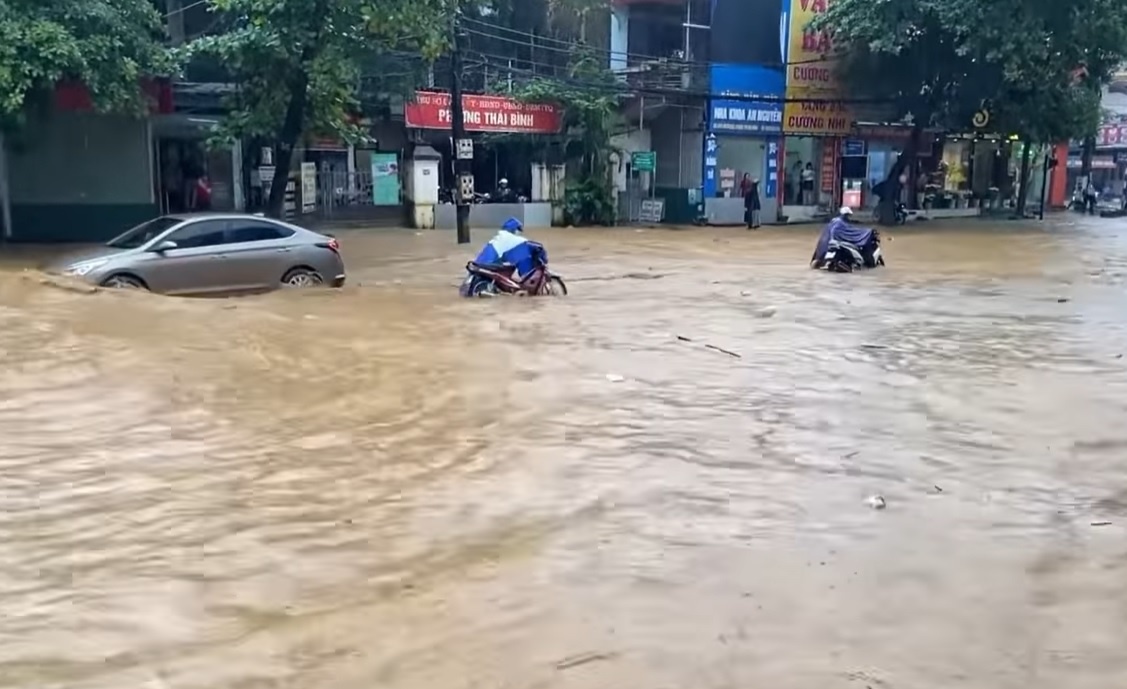 Hoa Binh ngap sau anh 1