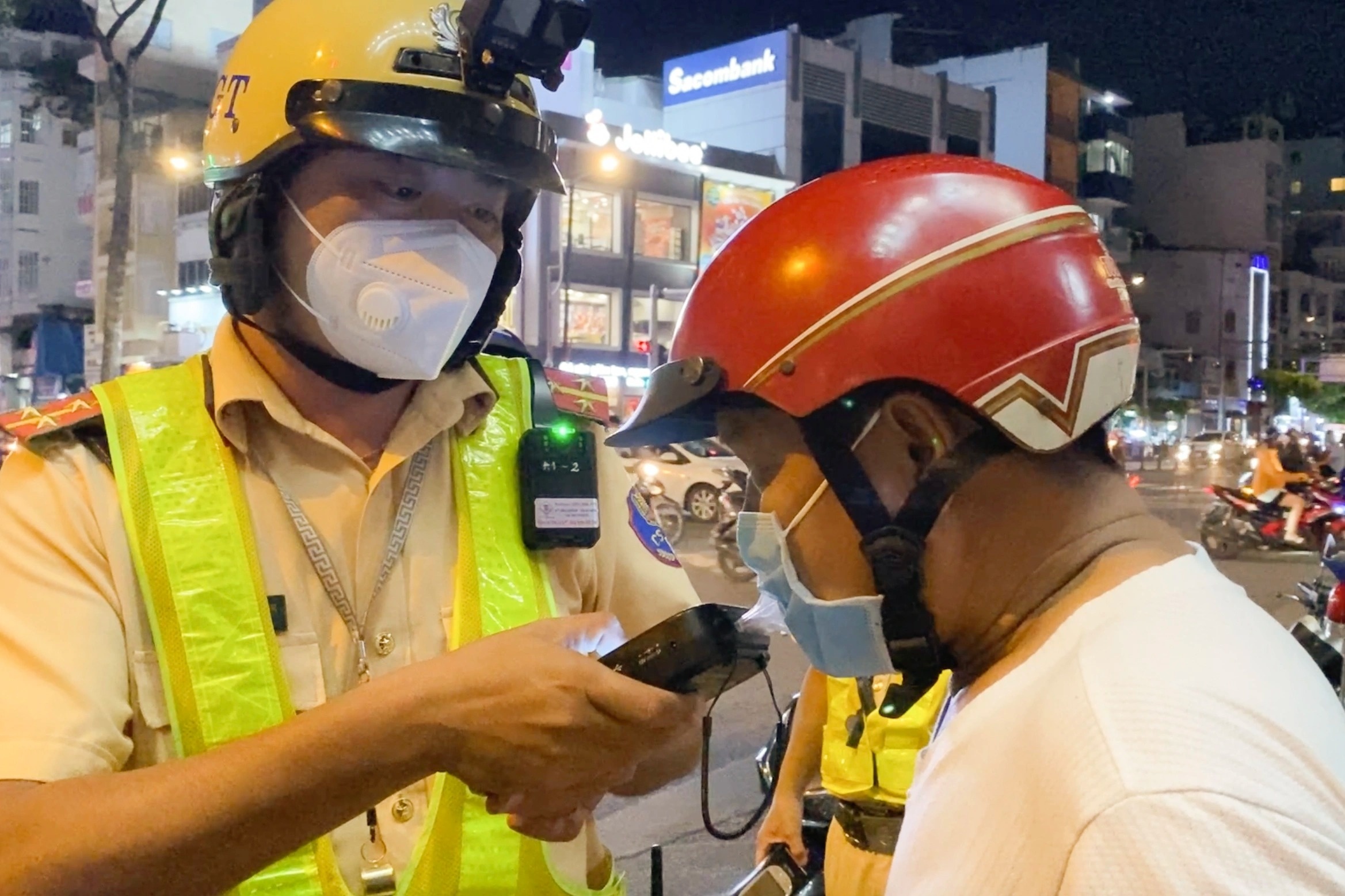 Gan 8.000 tai xe bi phat nong do con, tuoc bang lai xe 23 thang hinh anh