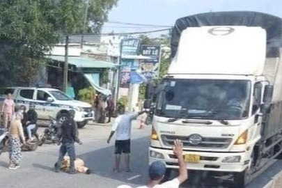 Canh sat giao thong bi tong trong thuong khi dung xe vi pham hinh anh