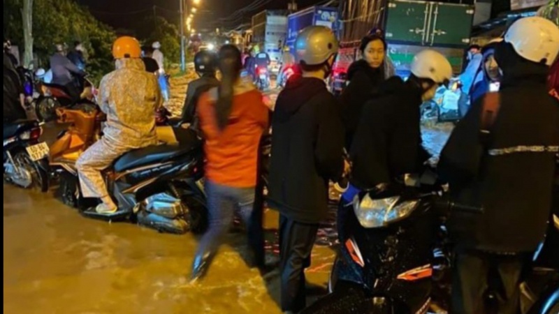 bi nuoc cuon troi anh 1